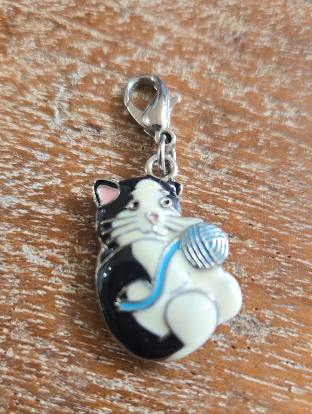 Boutique Silver Tone Tuxedo Cat Yarn Ball Enamel Lobster Clasp Charm. (BIN 011)